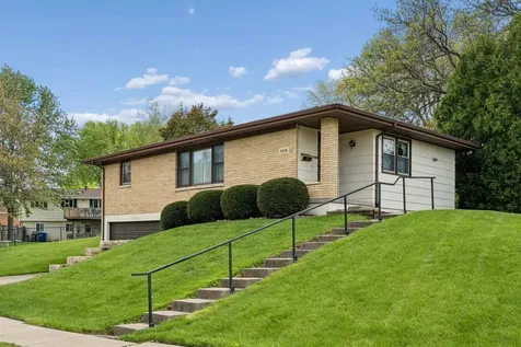 3416 Glencove Dubuque IA 52002