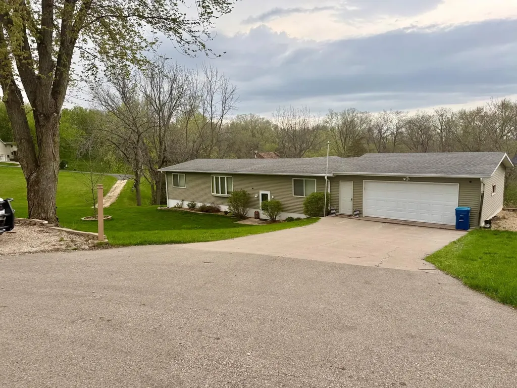 111 Sunset Guttenberg IA 52052
