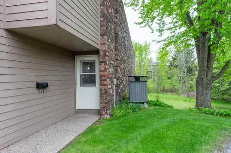 880 Stone Ridge Dubuque IA 52001