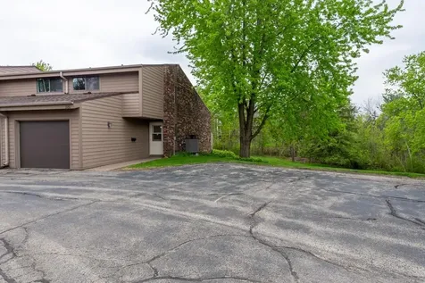 880 Stone Ridge Dubuque IA 52001