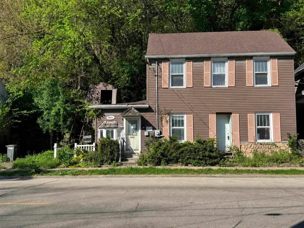 2611 Central Dubuque IA 52001