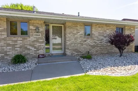 2068 Rosemont Dubuque IA 52002