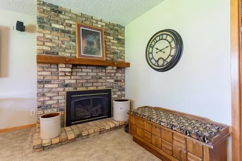 2068 Rosemont Dubuque IA 52002
