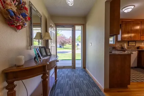 2068 Rosemont Dubuque IA 52002