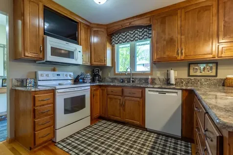 2068 Rosemont Dubuque IA 52002