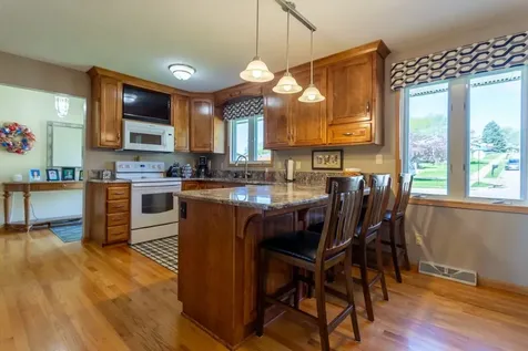 2068 Rosemont Dubuque IA 52002