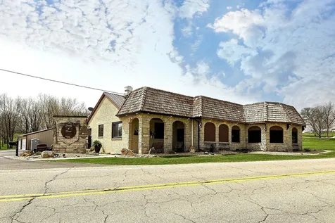 30824 Olde Hawkeye Dyersville IA 52040