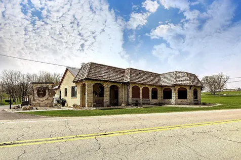 30824 Olde Hawkeye Dyersville IA 52040