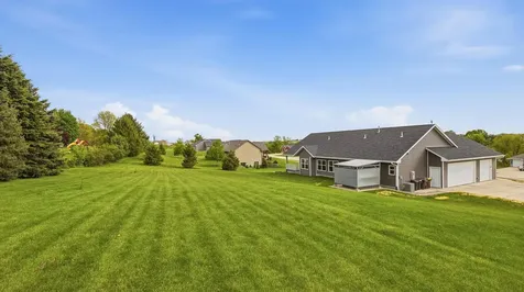 16392 Country View Dubuque IA 52001