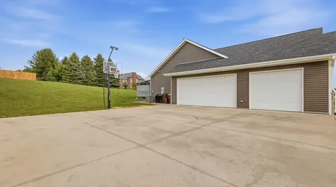 16392 Country View Dubuque IA 52001