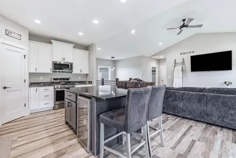 16392 Country View Dubuque IA 52001