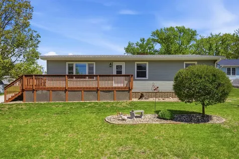 435 S 4th Street Winthrop IA 50682