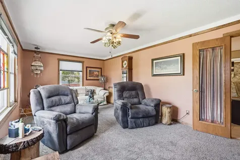 435 S 4th Street Winthrop IA 50682