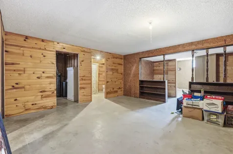 435 S 4th Street Winthrop IA 50682