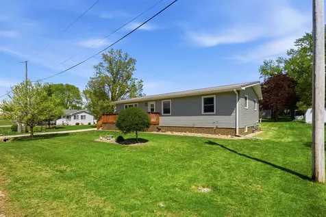 435 S 4th Street Winthrop IA 50682