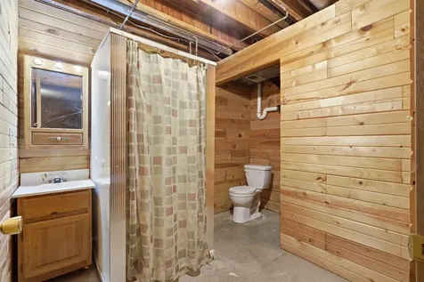 435 S 4th Street Winthrop IA 50682