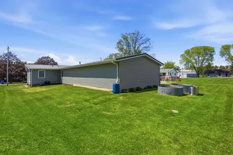 435 S 4th Street Winthrop IA 50682