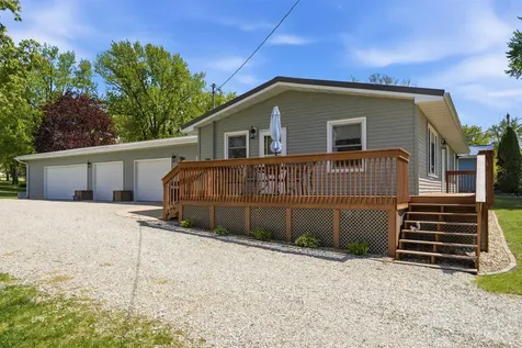 435 S 4th Street Winthrop IA 50682