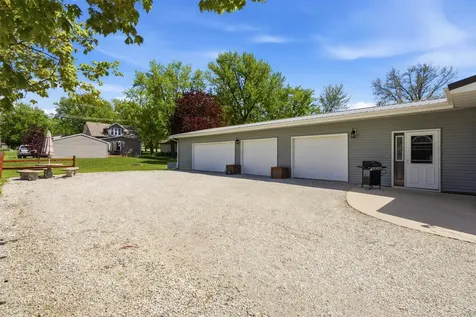 435 S 4th Street Winthrop IA 50682