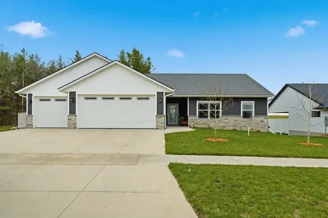 924 White Oak Manchester IA 52057