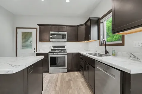 924 White Oak Manchester IA 52057