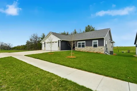 924 White Oak Manchester IA 52057