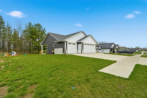 924 White Oak Manchester IA 52057