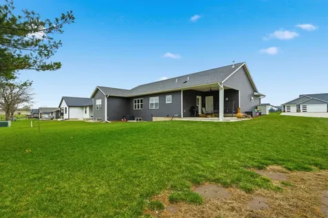 924 White Oak Manchester IA 52057