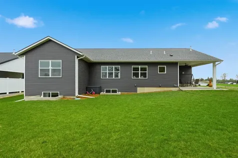 924 White Oak Manchester IA 52057