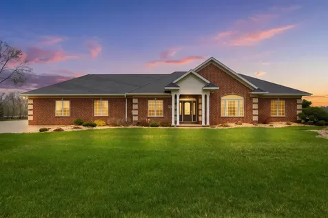 2104 332nd Avenue Dyersville IA 52040