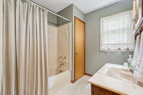 502 Hayes St SW Cascade IA 52033