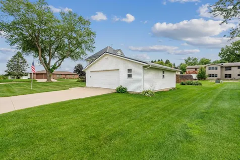 502 Hayes St SW Cascade IA 52033