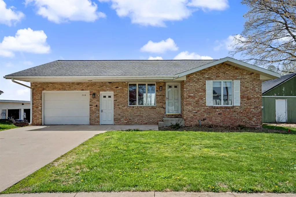 306 N Chestnut Edgewood IA 52042