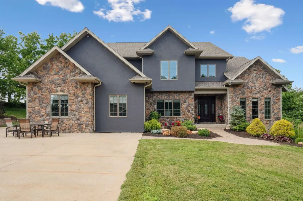 12146 Whispering Meadows Dubuque IA 52003