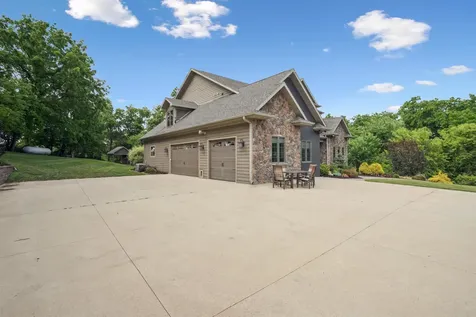 12146 Whispering Meadows Dubuque IA 52003