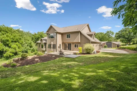 12146 Whispering Meadows Dubuque IA 52003