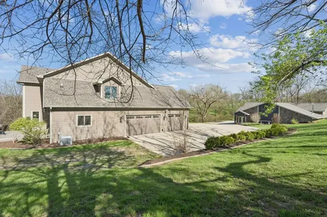 12146 Whispering Meadows Dubuque IA 52003
