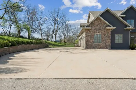 12146 Whispering Meadows Dubuque IA 52003