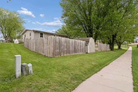 5523 Northwood Dubuque IA 52002