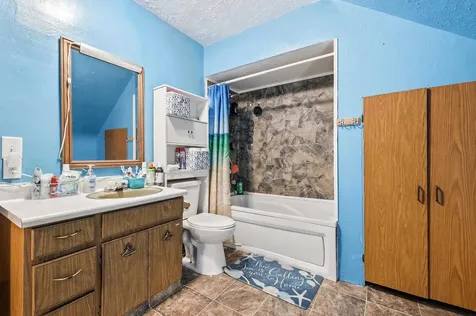 527 SW 2nd Dyersville IA 52040