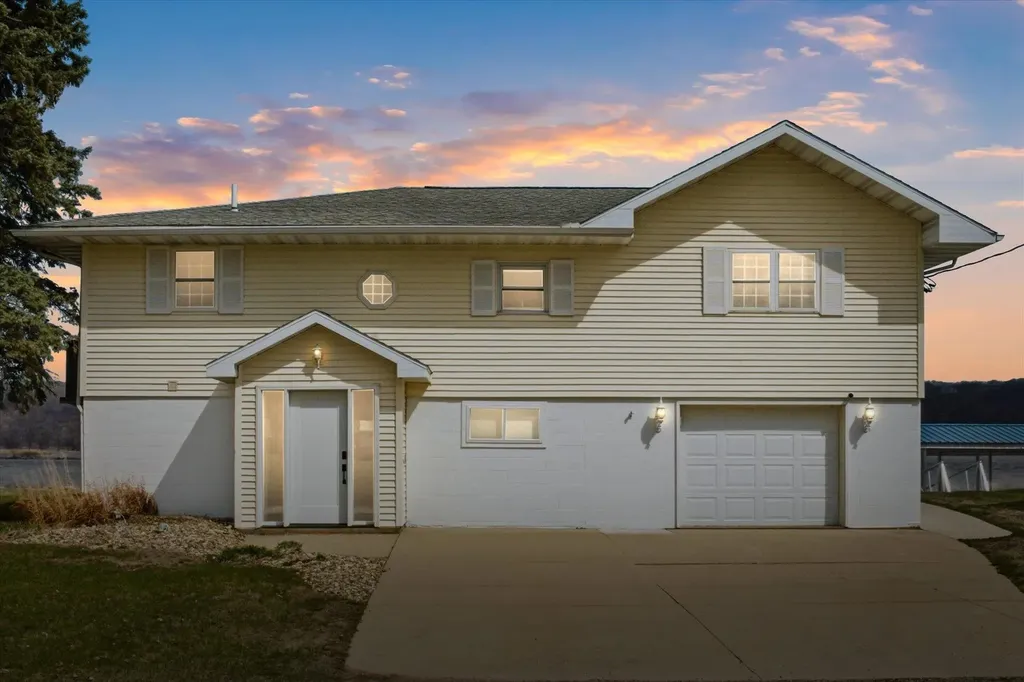 174 Abel Guttenberg IA 52052