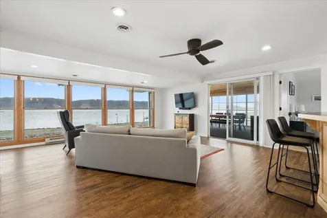 174 Abel Guttenberg IA 52052