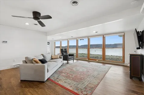 174 Abel Guttenberg IA 52052