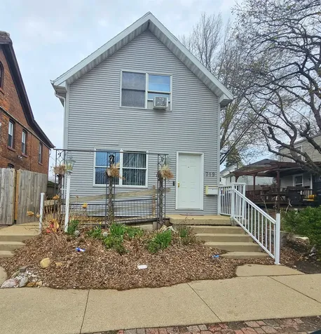 719 E 22nd Dubuque IA 52001-3406