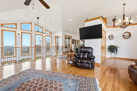 1567 St. Catherine Dubuque IA 52031