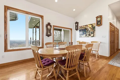 1567 St. Catherine Dubuque IA 52031