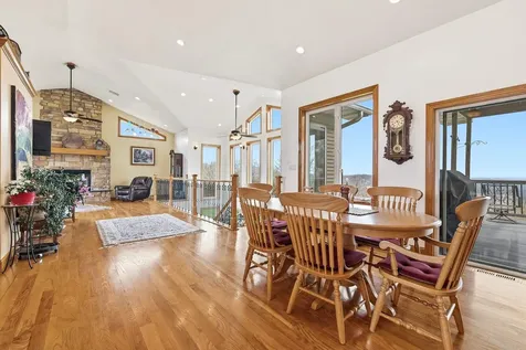 1567 St. Catherine Dubuque IA 52031
