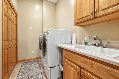 1567 St. Catherine Dubuque IA 52031