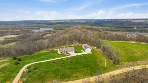 1567 St. Catherine Dubuque IA 52031