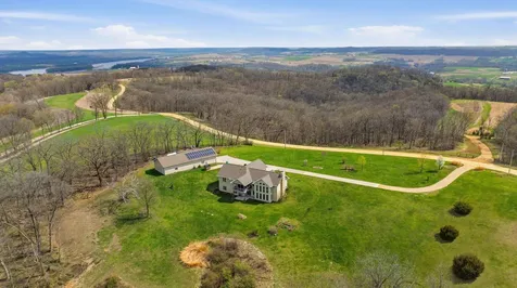 1567 St. Catherine Dubuque IA 52031